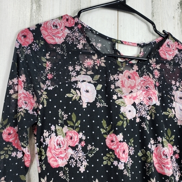 3/$15 Pretty flower top size medium - Picture 3 of 10